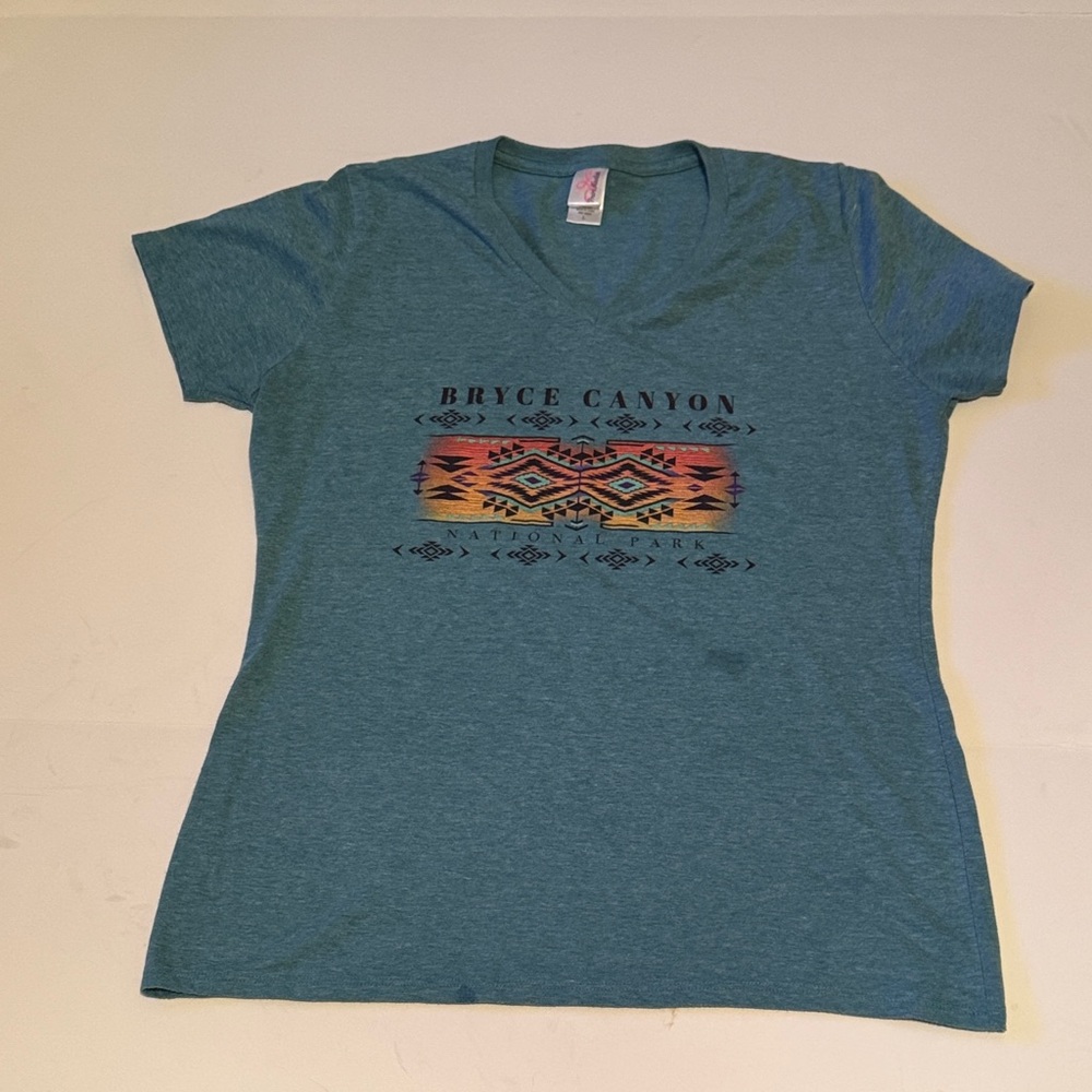 Bryce Canyon Graphic V-Neck Tee in Teal women’s size Large